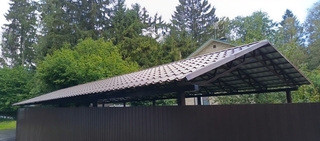 Двускатный навес из металлочерепицы коричневого цвета Двускатный навес из металлочерепицы коричневого цвета