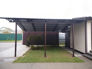 Односкатный навес из профнастила (пристройка к дому) Односкатный навес из профнастила (пристройка к дому)