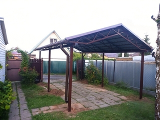 Двускатный навес для автомобиля с крышей из профнастила